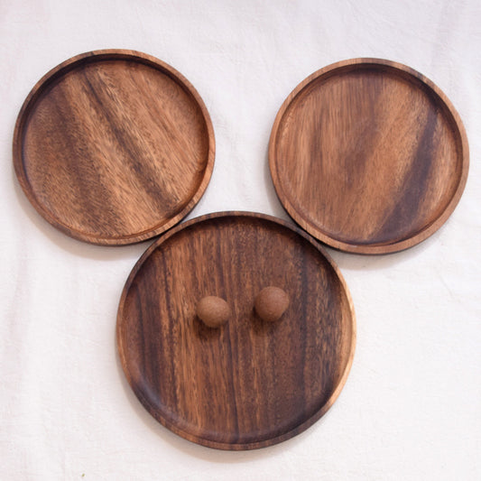 Round wooden plate